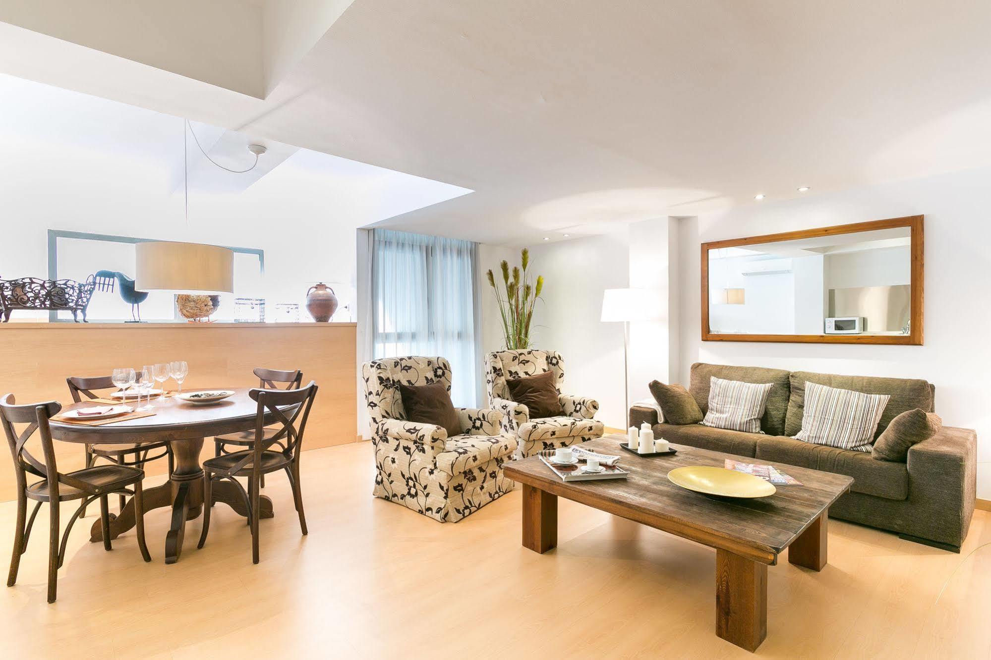 Serennia Cest Apartamentos Arc De Triomf Barcelona Bagian luar foto
