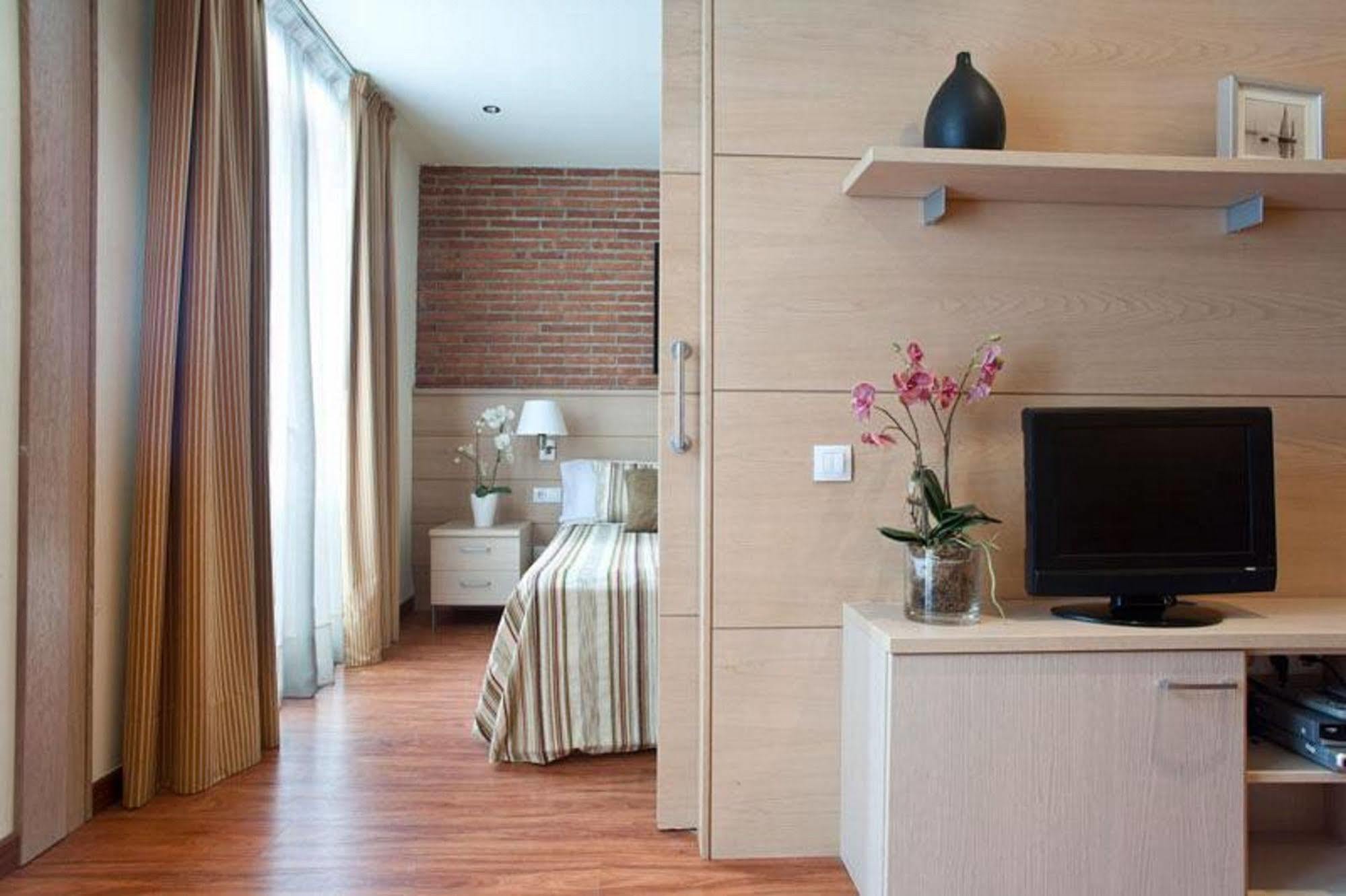 Serennia Cest Apartamentos Arc De Triomf Barcelona Bagian luar foto