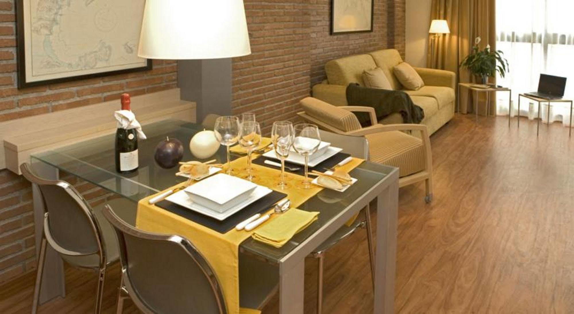 Serennia Cest Apartamentos Arc De Triomf Barcelona Bagian luar foto