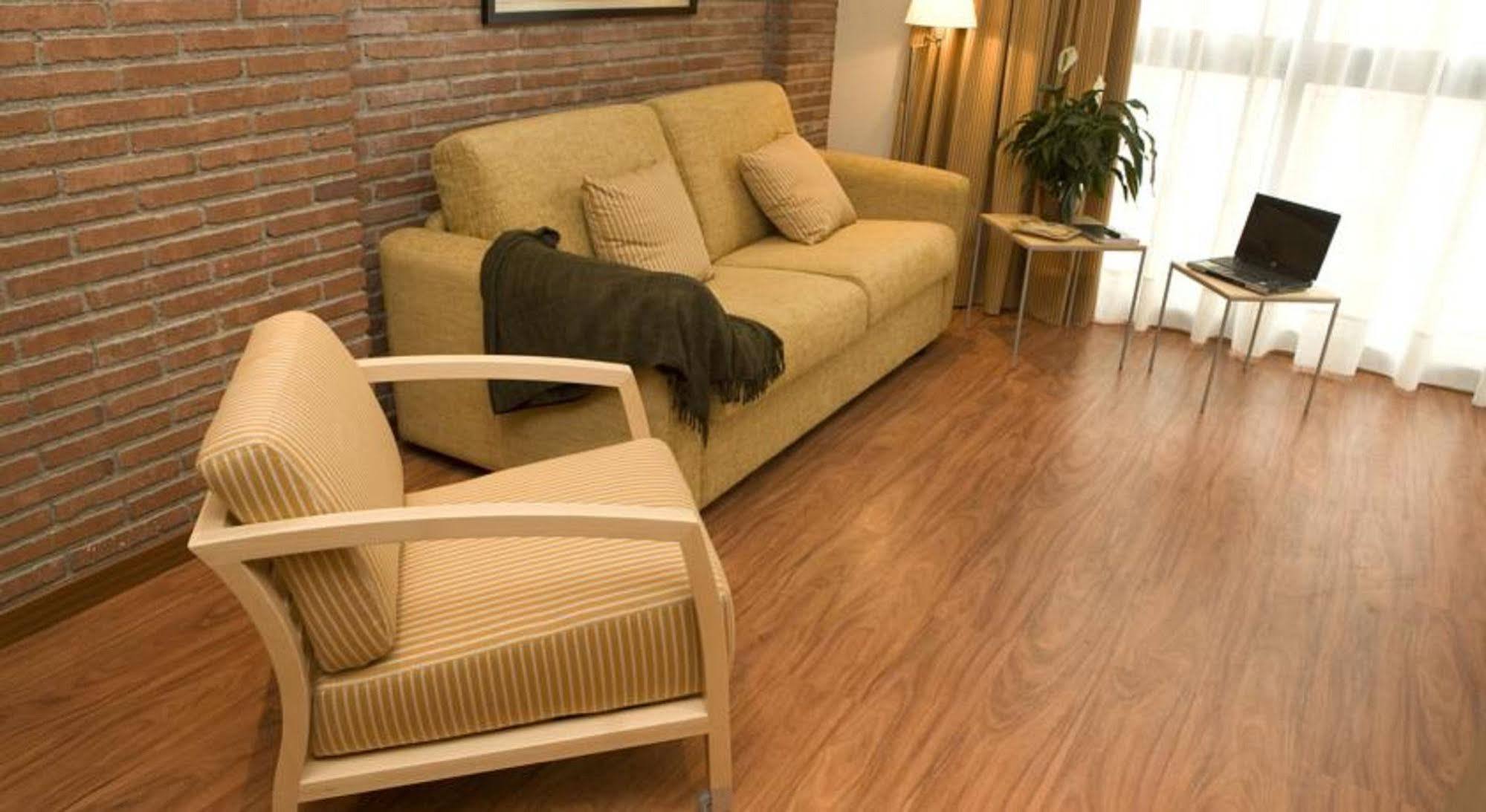 Serennia Cest Apartamentos Arc De Triomf Barcelona Bagian luar foto