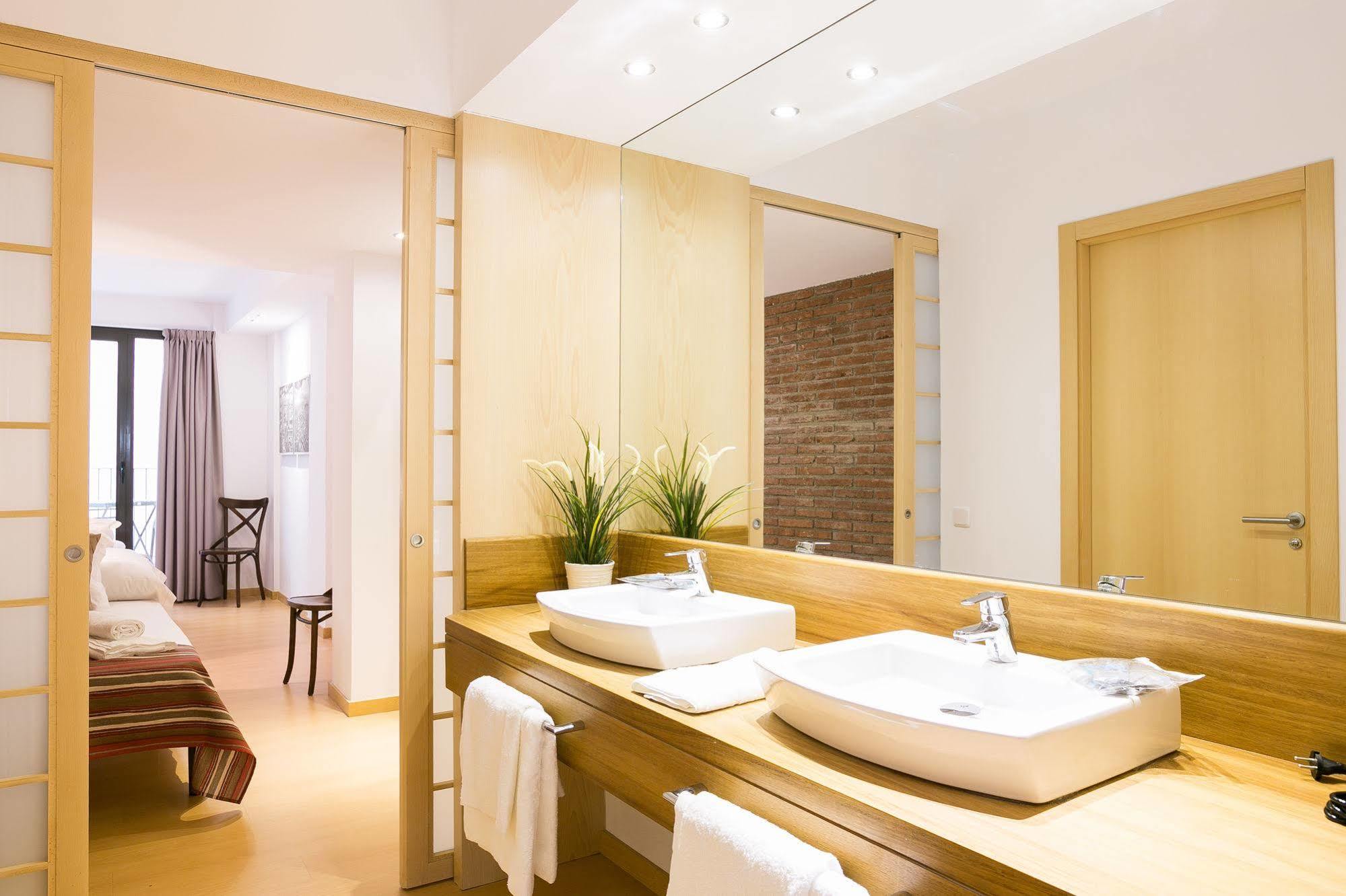 Serennia Cest Apartamentos Arc De Triomf Barcelona Bagian luar foto
