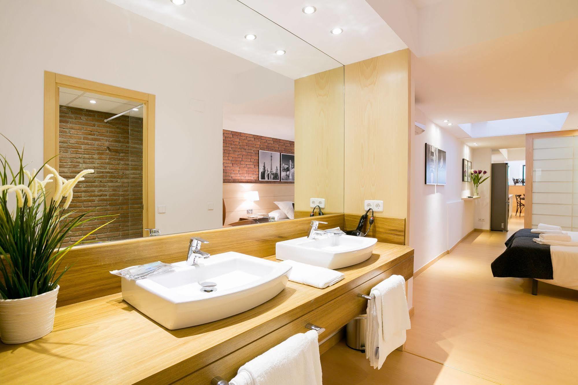 Serennia Cest Apartamentos Arc De Triomf Barcelona Bagian luar foto